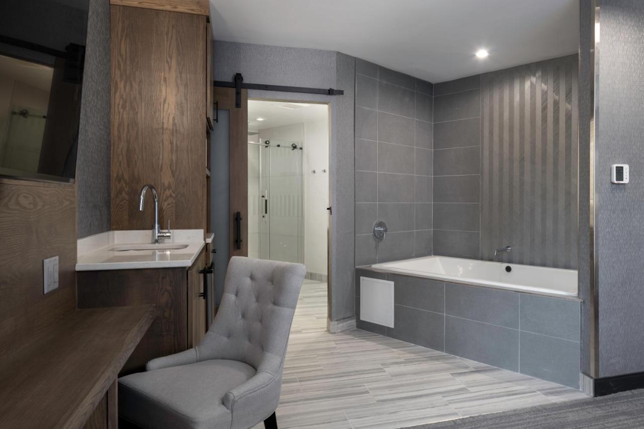 Voco Niagara Falls - The Cadence By Ihg المظهر الخارجي الصورة Bathroom with a shower and a bathtub