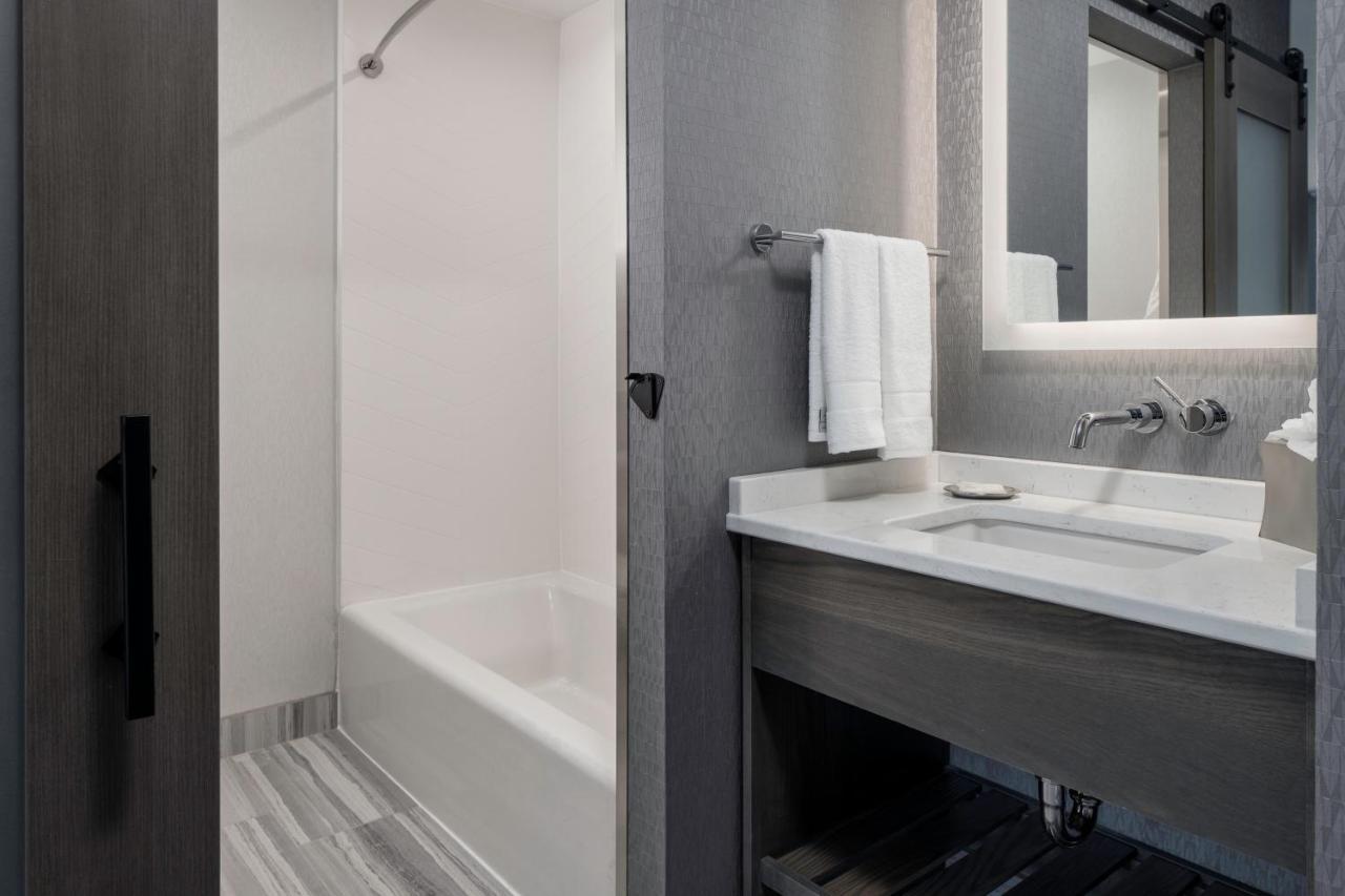 Voco Niagara Falls - The Cadence By Ihg المظهر الخارجي الصورة A shower door