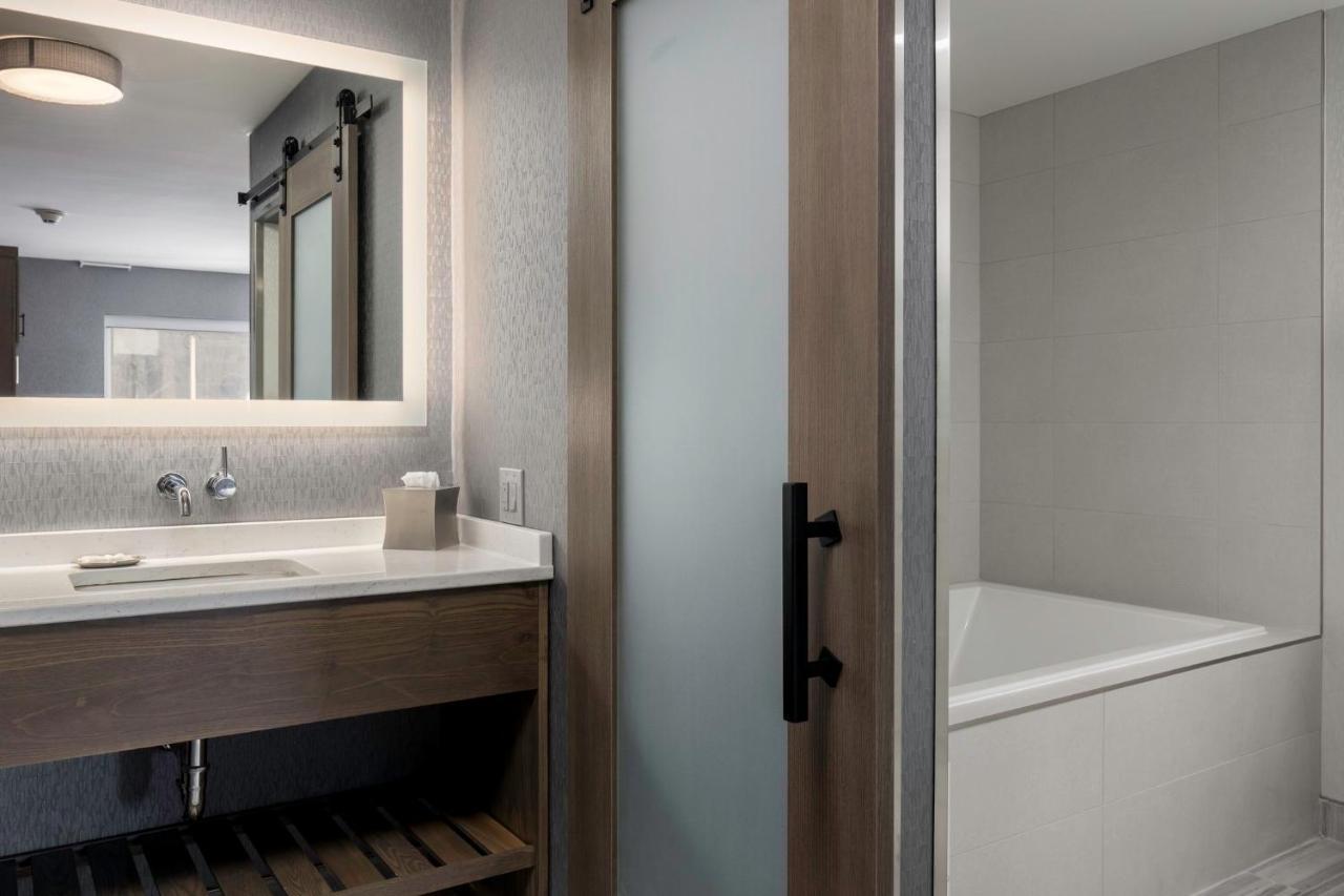 Voco Niagara Falls - The Cadence By Ihg المظهر الخارجي الصورة A sliding barn door in a bathroom