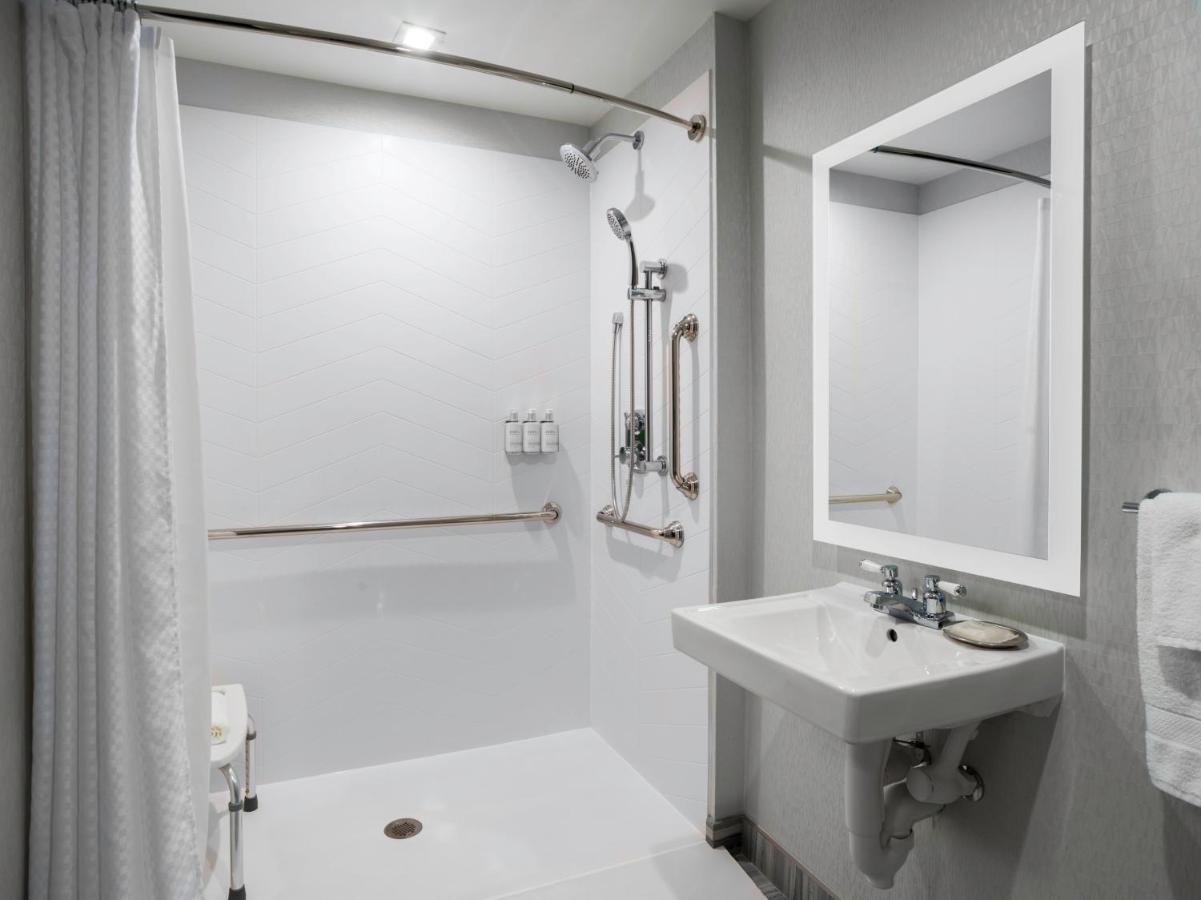 Voco Niagara Falls - The Cadence By Ihg المظهر الخارجي الصورة A shower with grab bars