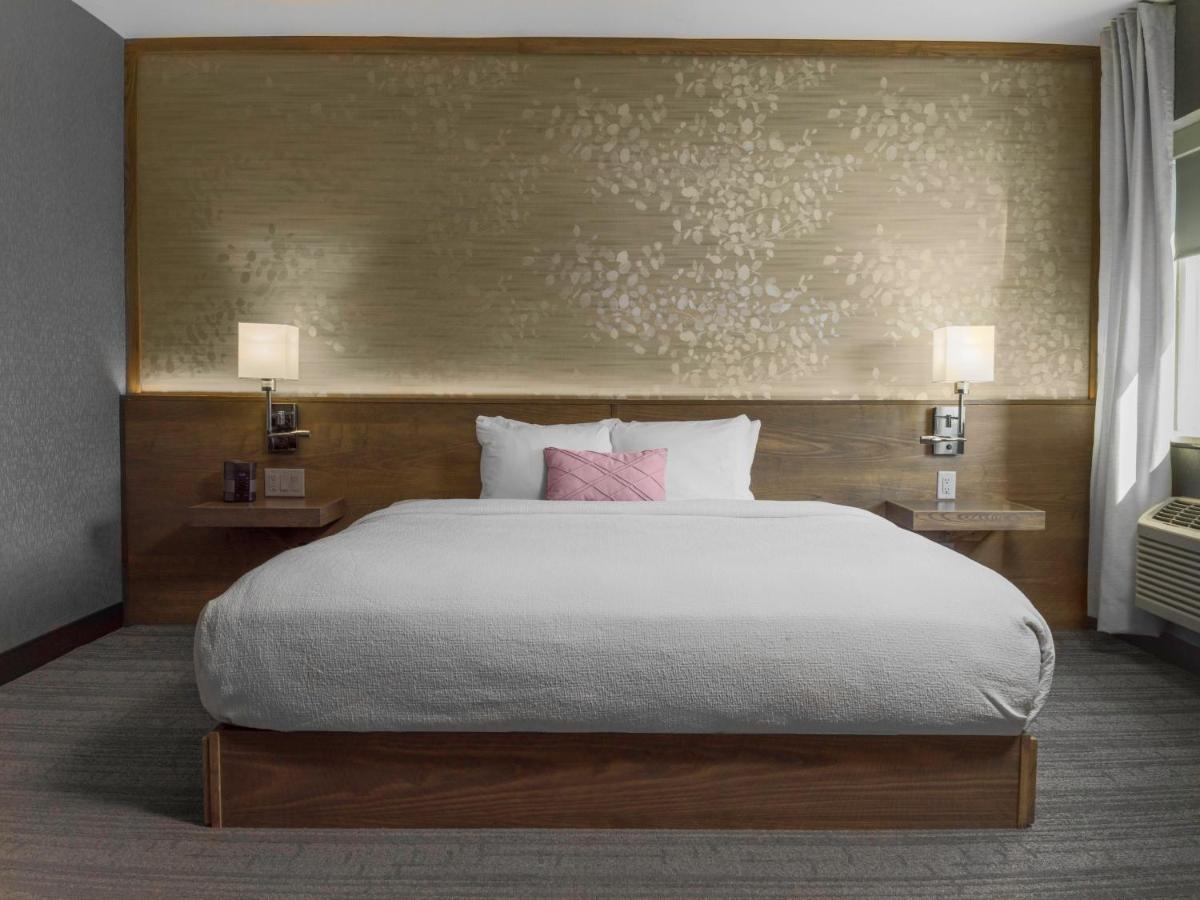 Voco Niagara Falls - The Cadence By Ihg المظهر الخارجي الصورة A bedroom at the Hilton Garden Inn in San Francisco