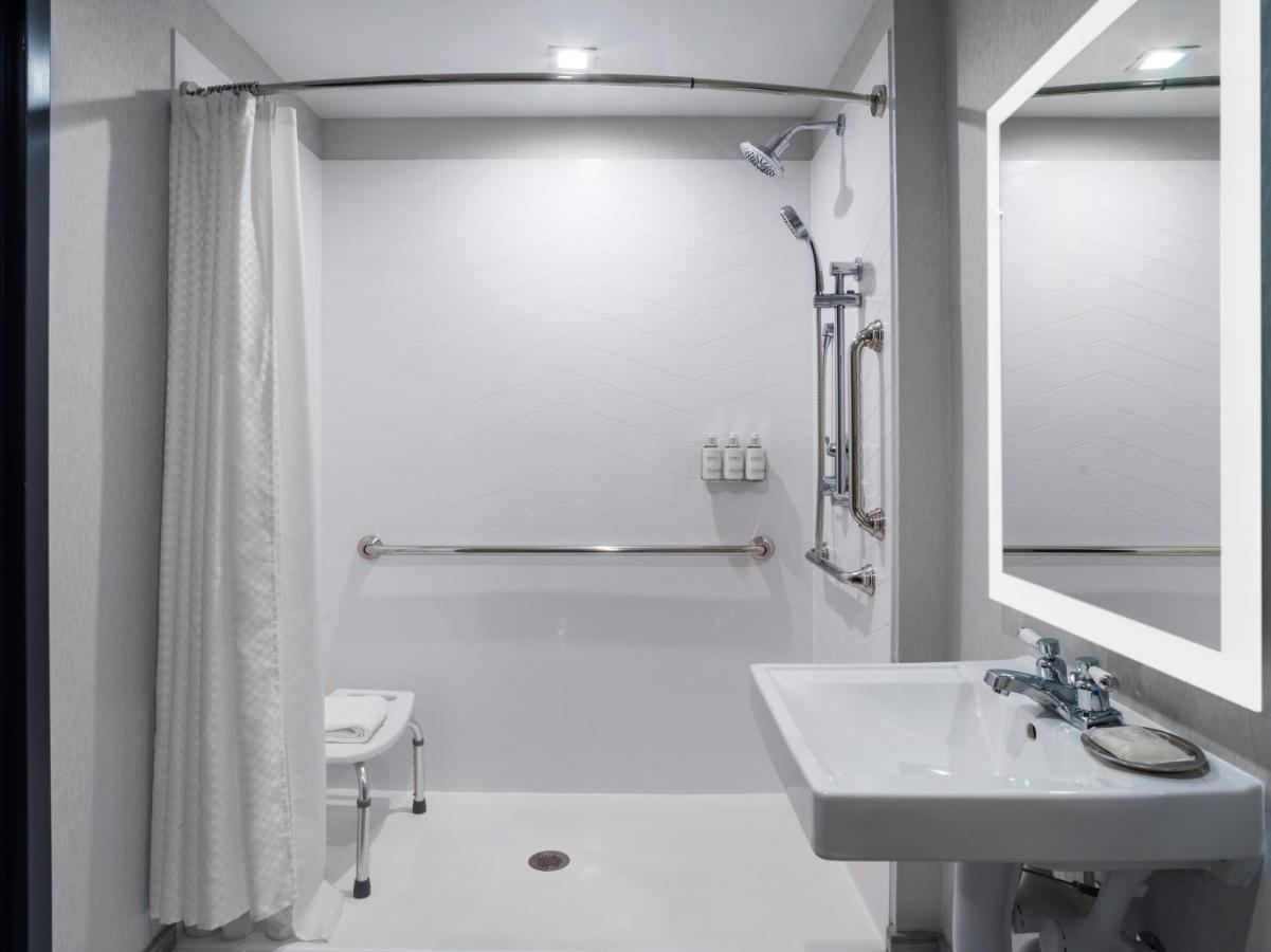 Voco Niagara Falls - The Cadence By Ihg المظهر الخارجي الصورة A shower curtain rod