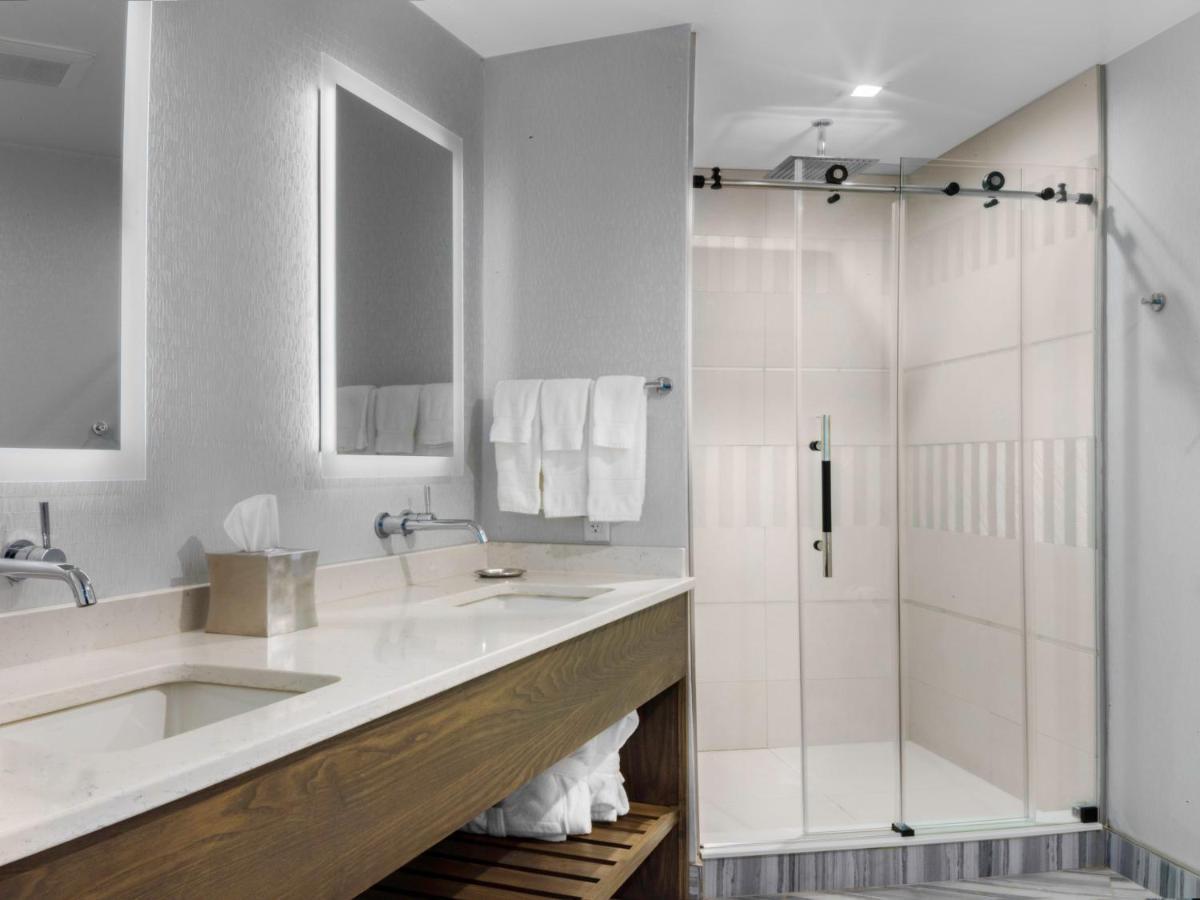 Voco Niagara Falls - The Cadence By Ihg المظهر الخارجي الصورة A shower door