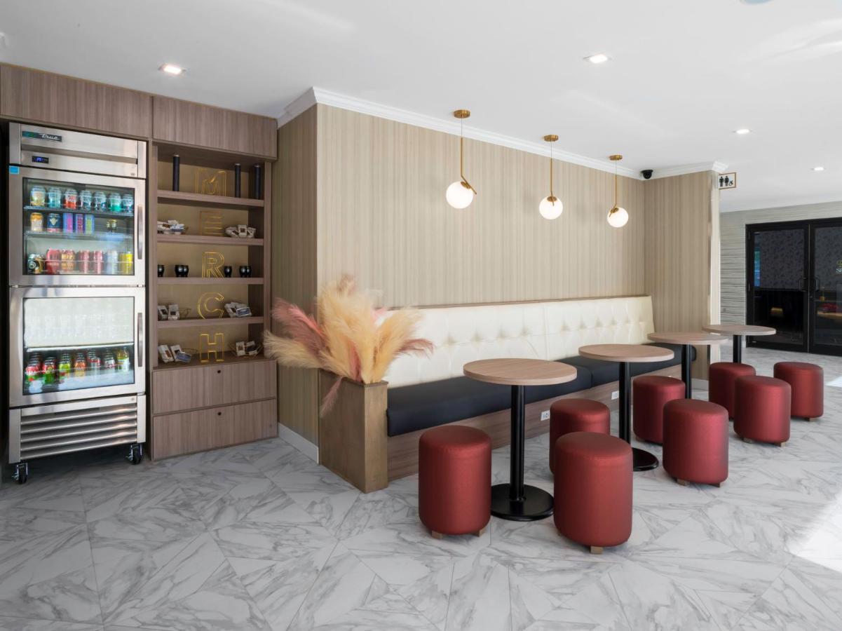 Voco Niagara Falls - The Cadence By Ihg المظهر الخارجي الصورة The 2019 renovated lounge at the airport