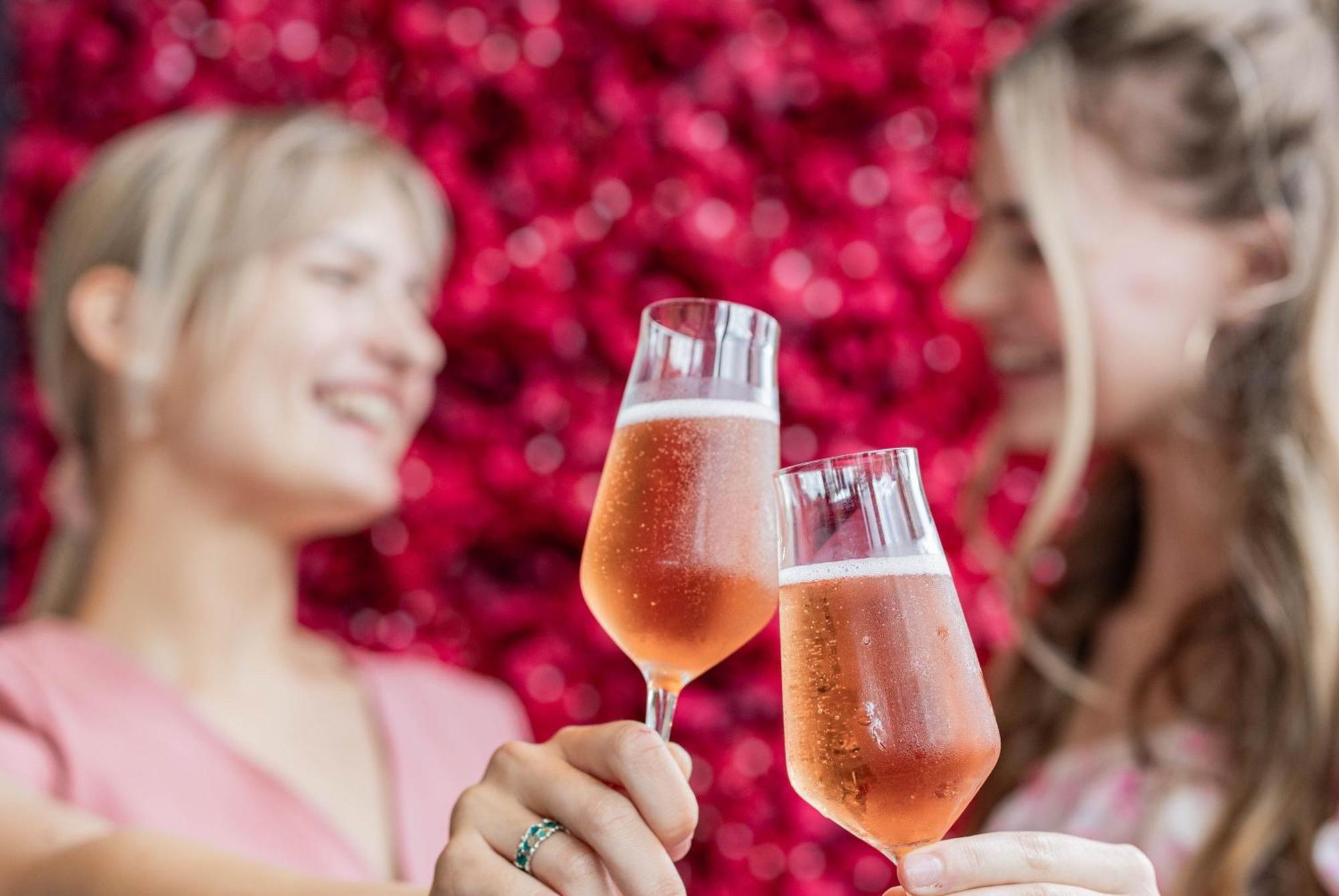 Voco Niagara Falls - The Cadence By Ihg المظهر الخارجي الصورة Two women holding glasses of champagne