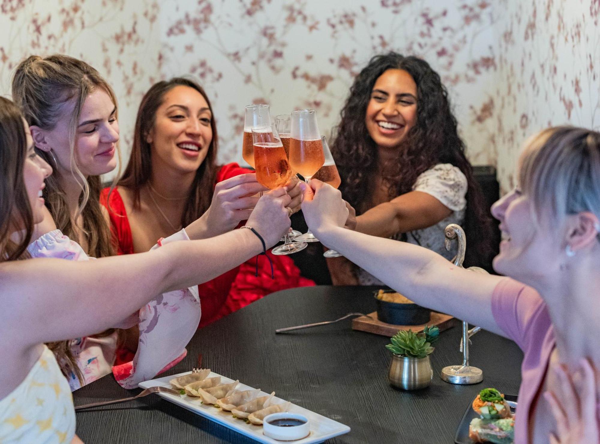 Voco Niagara Falls - The Cadence By Ihg المظهر الخارجي الصورة Women drinking wine