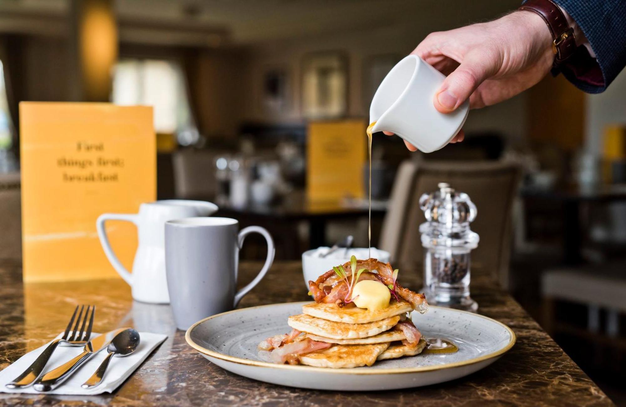 Voco Niagara Falls - The Cadence By Ihg المظهر الخارجي الصورة Maple syrup being poured over a stack of pancakes